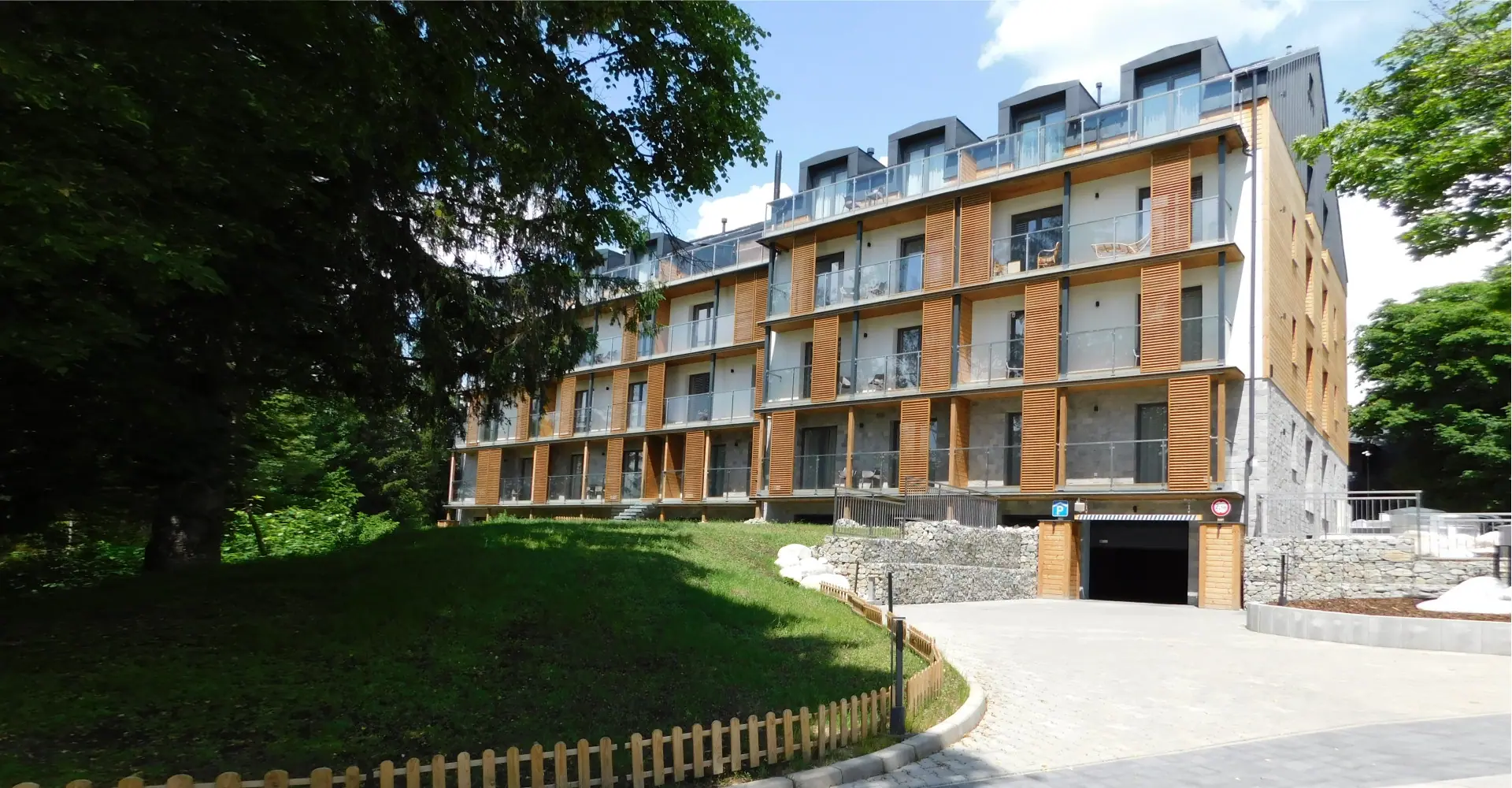 Budova apartmánov v rezorte – leto