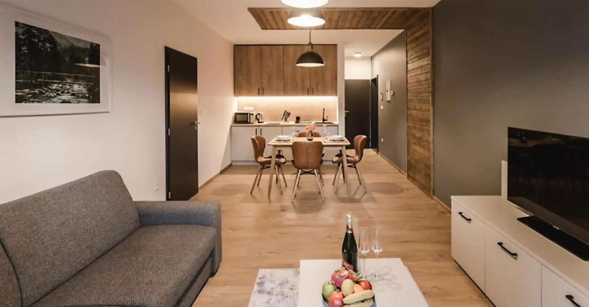 Plne vybavený apartmán – obývačka s kuchyňou