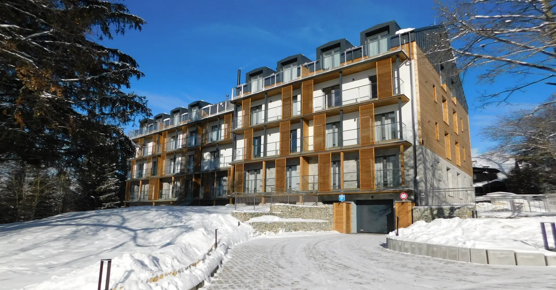 Budova apartmánov v rezorte – zima