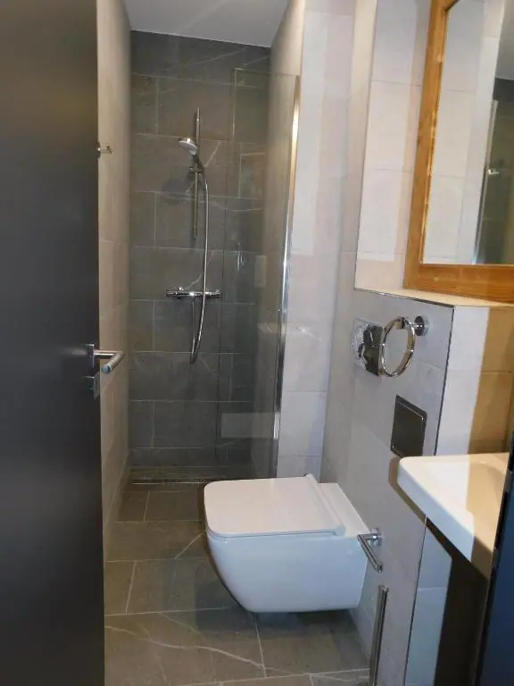Sprcha, toaleta, umývadlo – kúpeľňa č. 1